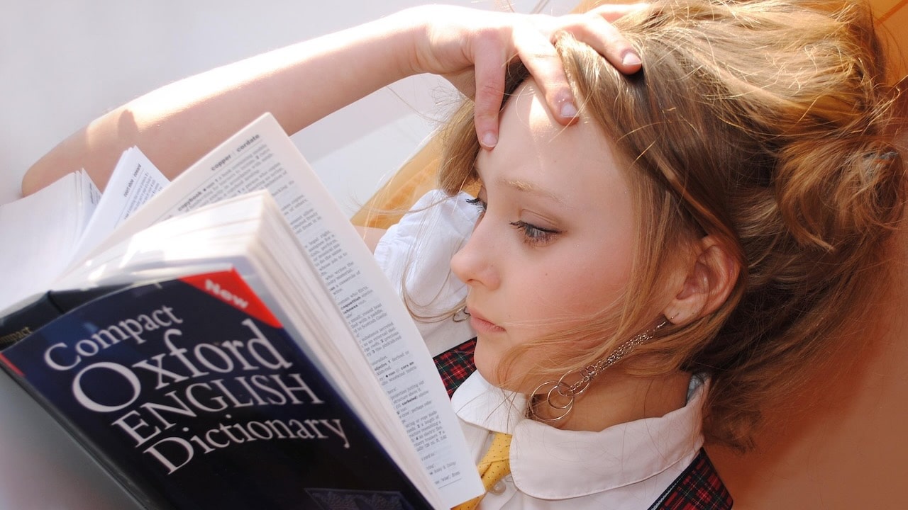 Estudiante de inglés consultando un diccionario