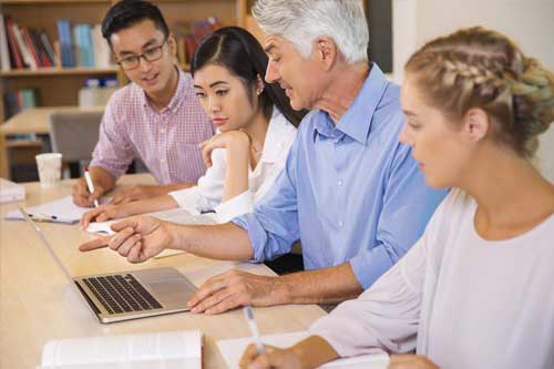 Adultos en un curso de inglés general en Nueva Zelanda