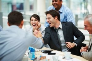 Relaciones personales en el trabajo en Nueva Zelanda. Empieza la jornada feliz