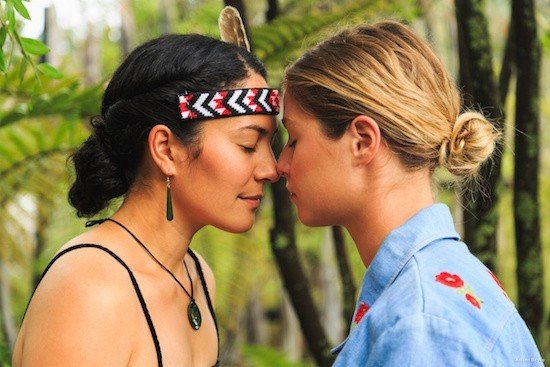 Nueva Zelanda es uno de los países mas en paz del mundo: saludo maori hongi