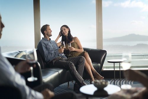 Consejos-para-trabajar-en-nueva-Zelanda-01-min Consejos para trabajar en Nueva Zelanda. Una pareja feliz sentada en una cafeteria en Auckland Nueva Zelanda