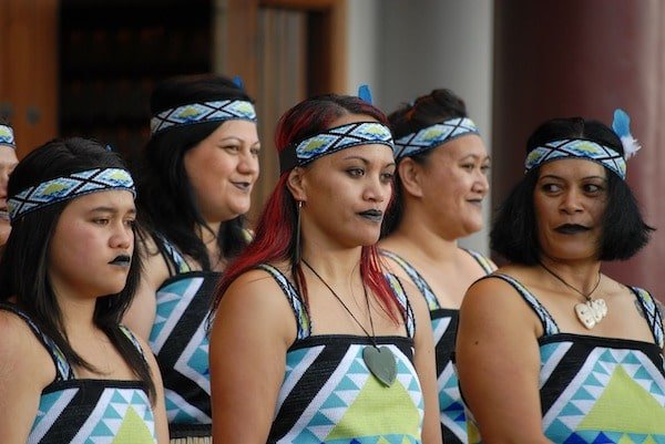Mujeres maories realizando una danza. En Nueva Zelanda son amables theinfinitynz.com