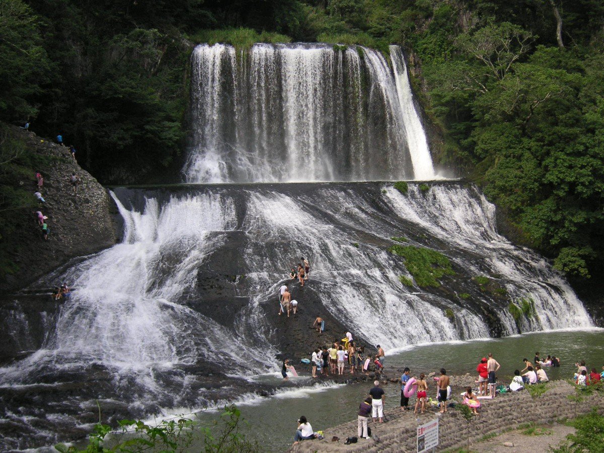 Viajar a Nueva Zelanda para conocer el tobogán Rere Rockslide