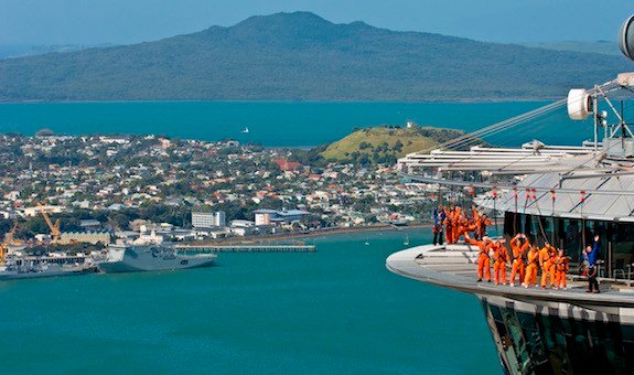 Vista aérea de la Sky tower. Al fondo la isla volcánica de Rangitoto