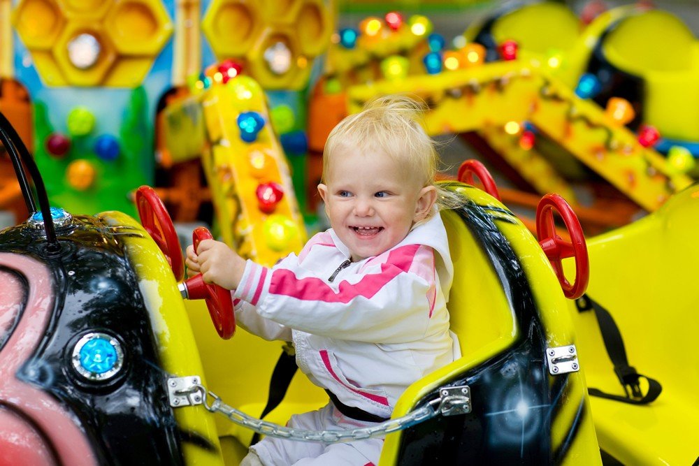 Calidad de Vida en Nueva Zelanda niño pequeño en un coche de feria en Nueva Zelanda. Calidad de Vida en Nueva Zelanda