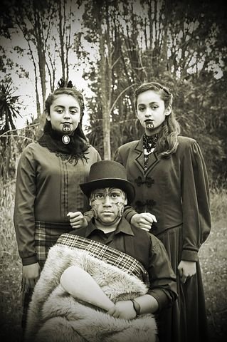 foto antigua familia maori tatuaje cara tatuaje maori ta moko, Nueva Zelanda theinfinitynz