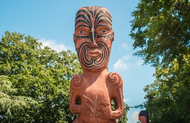 tatuaje_maori_figura figura maorí con tatuaje en la cara Nueva Zelanda theinfinitynz