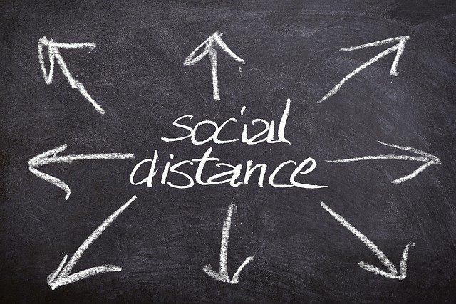 Pizarra negra escrito en tiza las palabras social distance. Covid 19 nivel 3 alerta Nueva Zelanda. Theinfinitynz