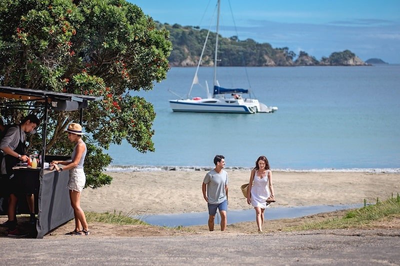 Inmigración en la Skilled Migrant Visa de Nueva Zelanda. Pareja caminando por una playa en Nueva Zelanda