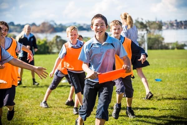 actividades-deportivas-estudiantes-jugando-colegio-nueva-zelanda-auckland Alumnos jugando en el campo de deportes en un colegio en Nueva Zelanda.
