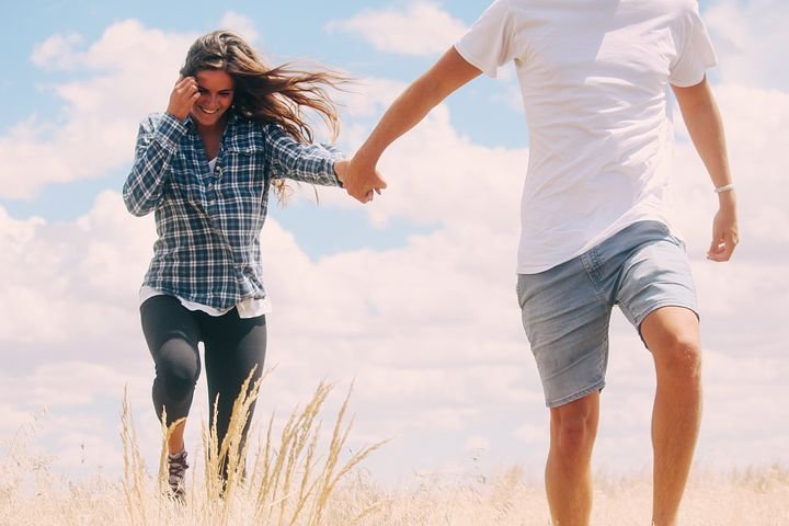 Una pareja caminando por un prado en Nueva-Zelanda visa pareja para Nueva Zelanda visa partnership theinfinitynz.com Una pareja caminando por un prado en Nueva-Zelanda visa pareja para Nueva Zelanda visa partnership theinfinitynz.com
