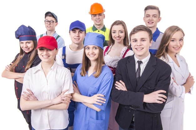 Busca-profesiones-mas-demandadas-Nueva-Zelanda-grupo-joven-trabajadores-industriales-theinfinitynz Trabajar en Nueva Zelanda, profesiones más demandadas - theinfinitynz